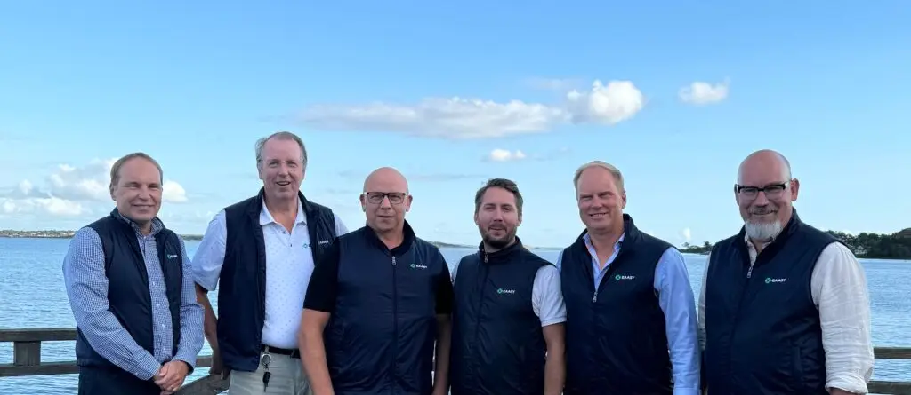EAASY:s delägare samlade på en brygga vid havet